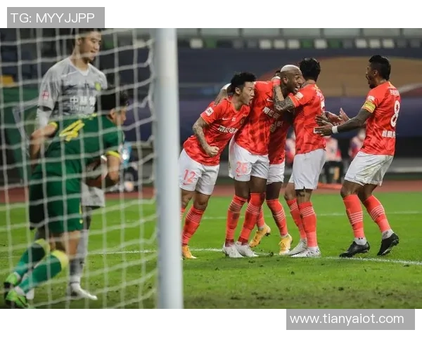 恒大主场迎战香港东方争夺中超联赛关键三分的激烈对决